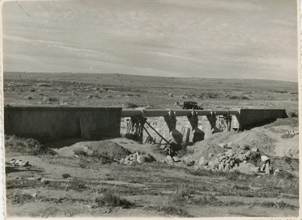 MMH-118-Obras en un pilar en el sifón del canal de aguas del Torcón_Septiembre de 1952