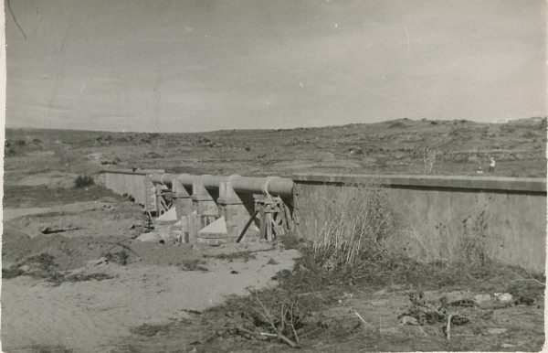 MMH-119-Obras en un pilar en el sifón del canal de aguas del Torcón_Septiembre de 1952