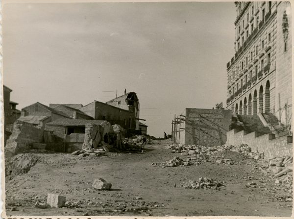 MMH-128-Obras de construcción del aparcamiento en la explanada del Alcázar, junto a San Miguel_ca 1954 - Fot Celestino