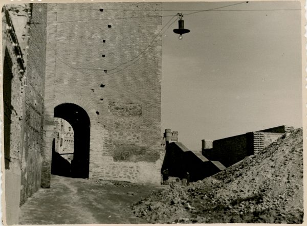 MMH-133-Obras de construcción del aparcamiento en la explanada del Alcázar, junto a San Miguel_ca 1954 - Fot Celestino