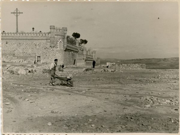 MMH-134-Obras de construcción del aparcamiento en la explanada del Alcázar, junto a San Miguel_ca 1954 - Fot Celestino