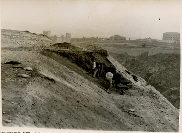 MMH-136-Obras de construcción del aparcamiento en la explanada del Alcázar, junto a San Miguel_ca 1954 - Fot Celestino