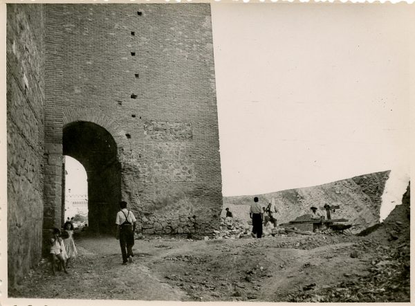 MMH-143-Obras de construcción del aparcamiento en la explanada del Alcázar, junto a San Miguel_ca 1954 - Fot Flores