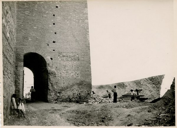 MMH-144-Obras de construcción del aparcamiento en la explanada del Alcázar, junto a San Miguel_ca 1954 - Fot Flores