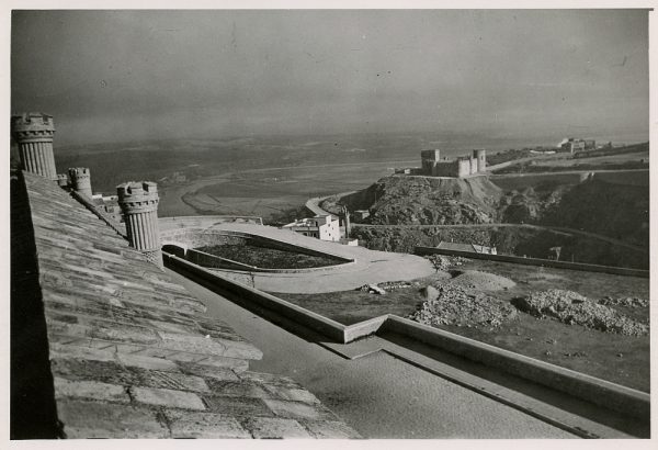 MMH-179-Entorno este del Alcázar, vista del castillo de san Servando_ca 1960