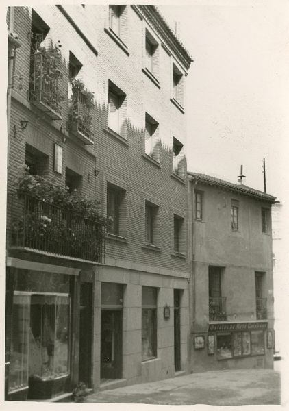 MMH-183-Bloque de viviendas en la calle Horno de los Bizcochos, ca 1965