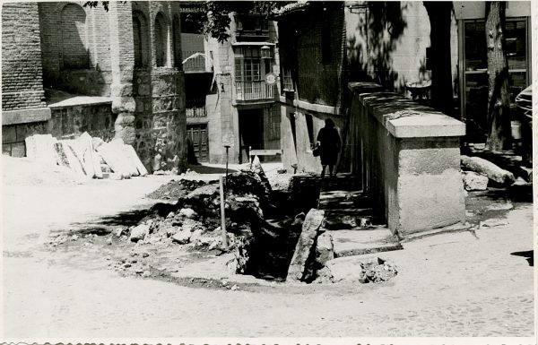 MMH-355-Obras de urbanización en la plaza de San Vicente_1960 - Fot Flores