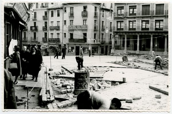 MMH-392-Obras de urbanización de la plaza de Zocodover_1961 - Fot Flores