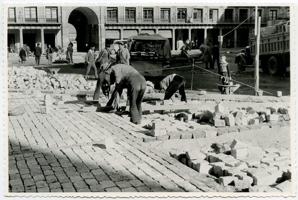 MMH-394-Obras de urbanización de la plaza de Zocodover_1961 - Fot Flores