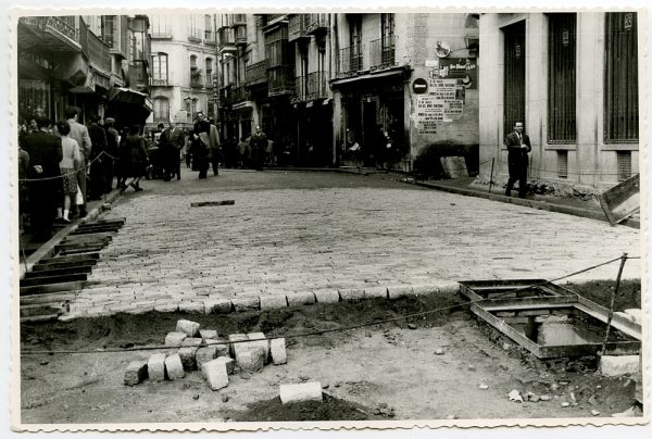 MMH-421-Obras de urbanización de la calle de Comercio, junto a la plaza de Zocodover_1961 - Fot Flores