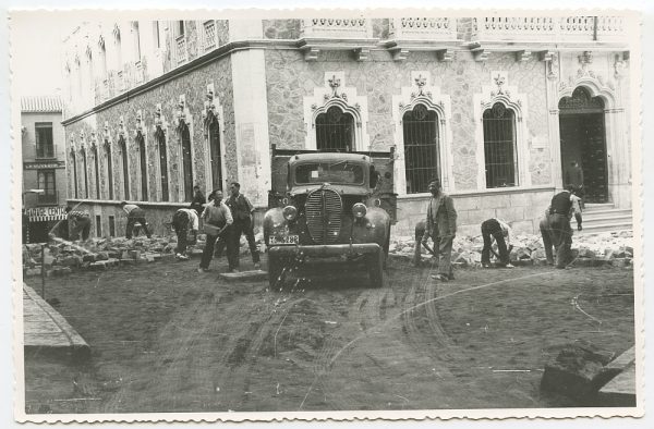 MMH-457-Obras de urbanización en la plaza de San Agustín_1961 - Fot Flores