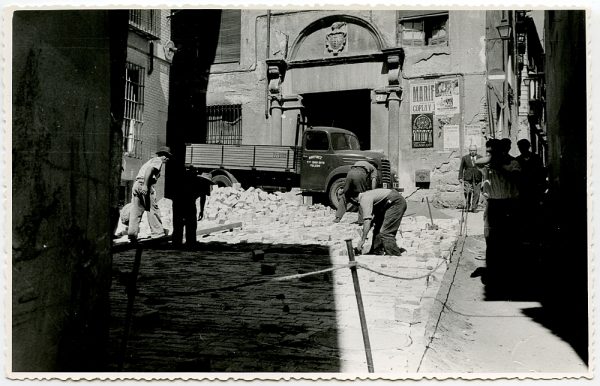 MMH-530-Obras de urbanización en la plaza de San Nicolás_1961 - Fot Flores