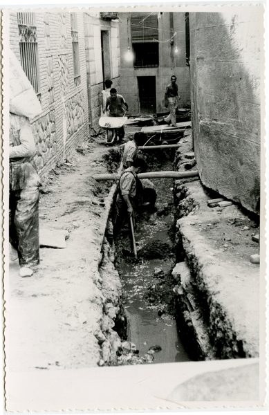 MMH-533-Obras de urbanización en el callejón de Menores_1961 - Fot Flores