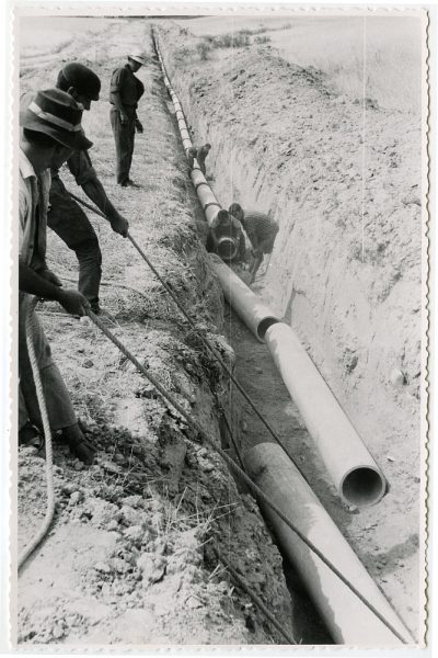 MMH-563-Obras de abastecimiento de agua en paraje desconocido_ca 1963 - Fot Flores