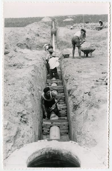 MMH-570-Obras de abastecimiento de agua en paraje desconocido_ca 1963 - Fot Flores