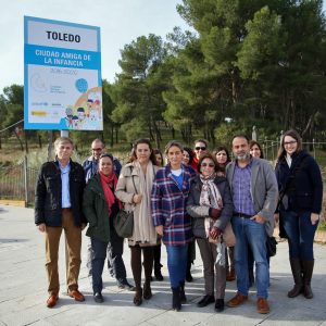 a alcaldesa reitera su compromiso con los niños y niñas de Toledo en la colocación de la placa “Ciudad Amiga de la Infancia”