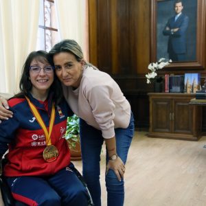 a alcaldesa traslada la enhorabuena a la campeona del mundo de kata en silla de ruedas, la toledana Isabel Fernández