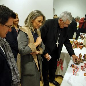 ilagros Tolón participa en el Rastrillo Solidario de Manos Unidas y valora la labor que realiza los 365 días del año