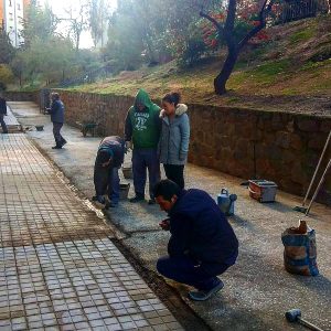a renovación y mejora del acerado de la calle Madre Vedruna en Santa Bárbara avanza en el marco de los Programas de Empleo