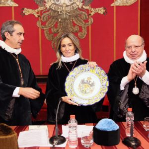 a Cofradía Internacional de Investigadores otorga a la alcaldesa una distinción «por su acogida, ayuda e implicación» con la entidad