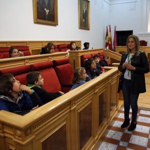 a alcaldesa conoce los proyectos e inquietudes de los Scouts Seeonee de Toledo en el 40 aniversario de su constitución