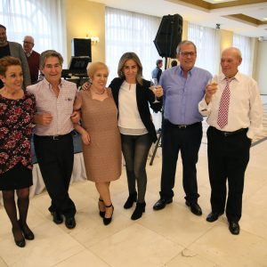 a alcaldesa participa en la tradicional comida navideña de los centros de mayores de Santa María de Benquerencia y San Antón