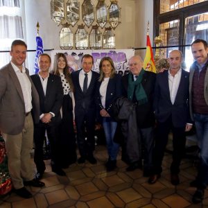 a alcaldesa comparte con los socios de la peña madridista ‘El Buitre’ y Emilio Butragueño la celebración de su 33 aniversario