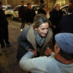 ilagros Tolón recibe a los mayores de la caravana solidaria de taxistas en su recorrido por la iluminación navideña de la ciudad