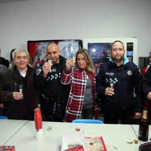 a alcaldesa felicita la Navidad a los policía locales, bomberos y sanitarios del 112 que pasan la Nochebuena en turno de guardia 