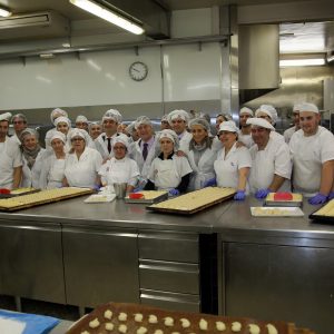 a alcaldesa destaca el mazapán como producto gastronómico más representativo de Toledo en su visita al Obrador de Santo Tomé