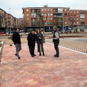a alcaldesa visita las obras del aparcamiento de Santa Teresa, que continúan a buen ritmo con el adoquinado de las calles