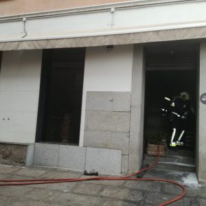 os Bomberos sofocan un incendio en la cocina del restaurante Cuchara de Palo sin que se hayan producido daños personales