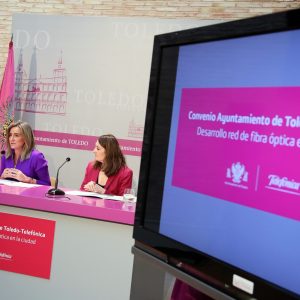 a alcaldesa firma el convenio para hacer llegar la fibra óptica a hogares, comercios y empresas del Casco Histórico y otras zonas de la ciudad