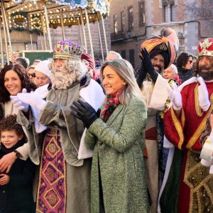 ilagros Tolón recibe a Sus Majestades los Reyes Magos de Oriente en el Ayuntamiento y les desea una feliz y mágica noche