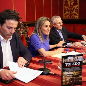 a alcaldesa presenta la nueva obra de Carlos Dueñas en la que refleja “los sentimientos sobre los que se sustenta el toledanismo”