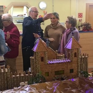 ilagros Tolón comparte la tarde con los mayores de la residencia ‘Barber’ y visita su exposición sobre maquetas de Toledo