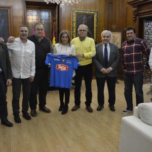 a alcaldesa traza líneas de colaboración con la nueva UD Santa Bárbara y la cesión de una sede en la próxima legislatura