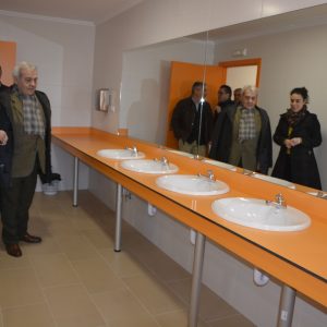 l Ayuntamiento abre la pista de atletismo del Polígono también en horario de mañana e inaugura aseos en el pabellón