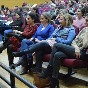 a alcaldesa colabora con la iniciativa ‘bocadillo solidario’ de la Parroquia de San José Obrero del Polígono
