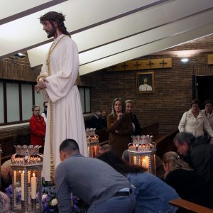 a alcaldesa asiste a los actos de la Cofradía del Cautivo y participa en la procesión de la hermandad del barrio del Polígono
