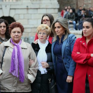 a alcaldesa asiste a la concentración convocada por la Asociación de Mujeres María de Padilla en la plaza del Ayuntamiento