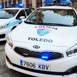 a Policía Local denuncia a dos jóvenes a los que sorprendió pintando grafitis en la calle Reyes Católicos del Casco histórico