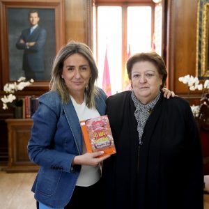 a alcaldesa recibe a la autora del cuento infantil ‘El hada de los grifos’ que persigue concienciar sobre el medio ambiente