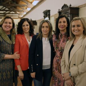 a alcaldesa muestra el respaldo del Ayuntamiento a las iniciativas y proyectos de la AECC en Toledo