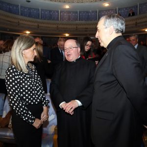 a alcaldesa asiste al Pregón de la Semana Santa y felicita al Deán de la Catedral por su condición de pregonero de este año
