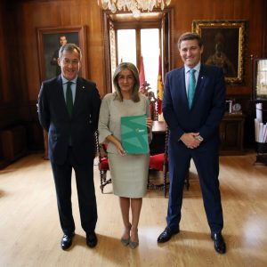 a alcaldesa de Toledo recibe el Informe Anual de Eurocaja Rural y destaca la “gestión rigurosa” de sus responsables