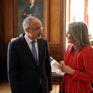 a alcaldesa recibe al embajador de Israel en España en el marco de la V edición del Concurso Internacional de Microrrelatos de la Fundación César Egi