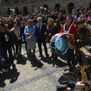 a alcaldesa asiste a las III Jornadas ‘Los profes y sus orquestas’ que llenan el Casco Histórico de música en directo y coreografías