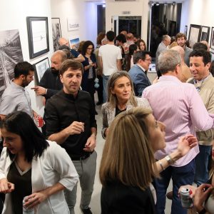 ilagros Tolón traslada el apoyo municipal a emprendedores como el fotógrafo Carlos Moreno y su proyecto ‘Retina’