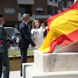 a alcaldesa participa en el homenaje a la Guardia Civil en su 175 aniversario en la glorieta dedicada por la ciudad al Instituto Armado